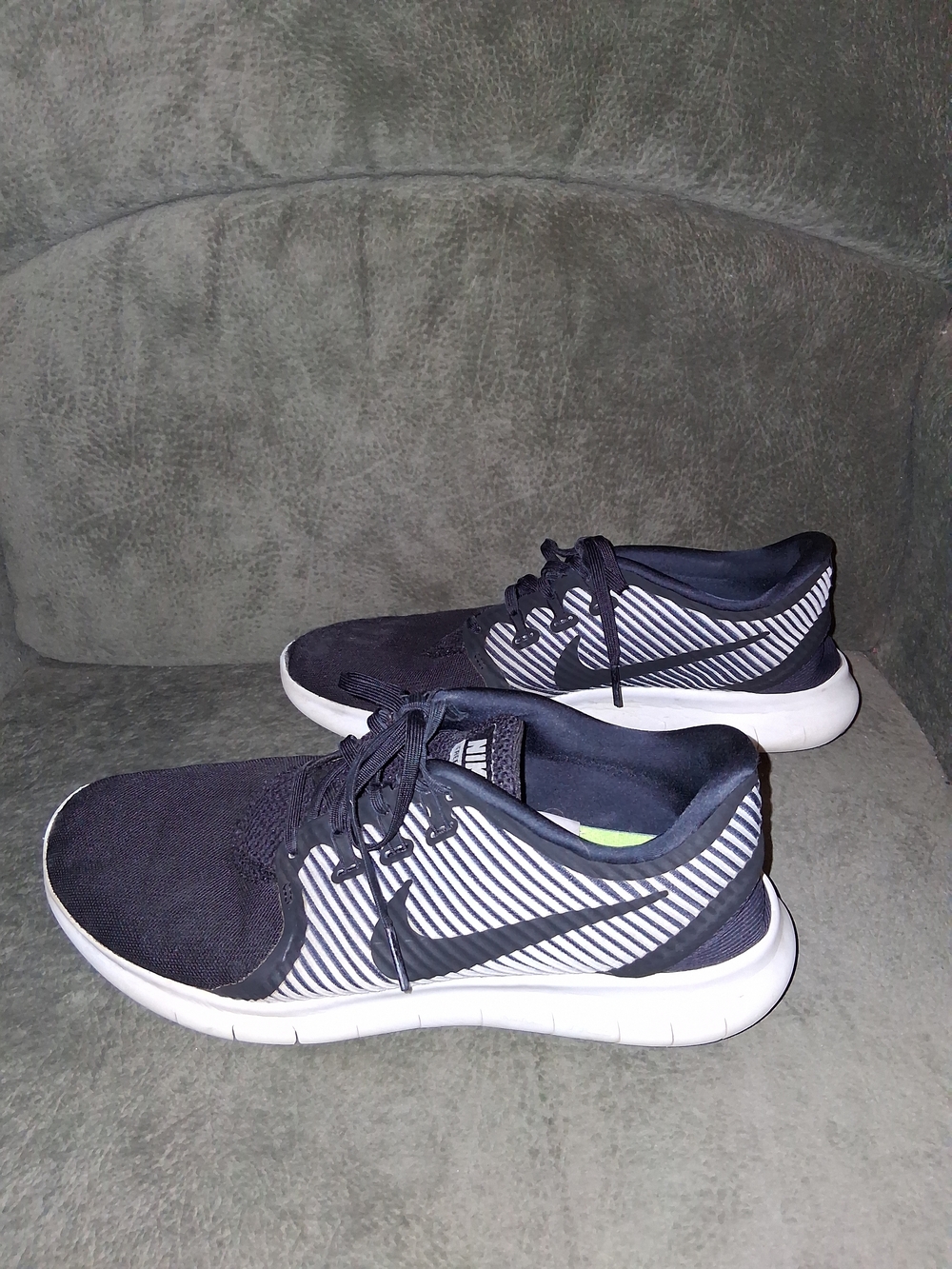 Nike Men’s Black & White Striped Lightweight Sneakers